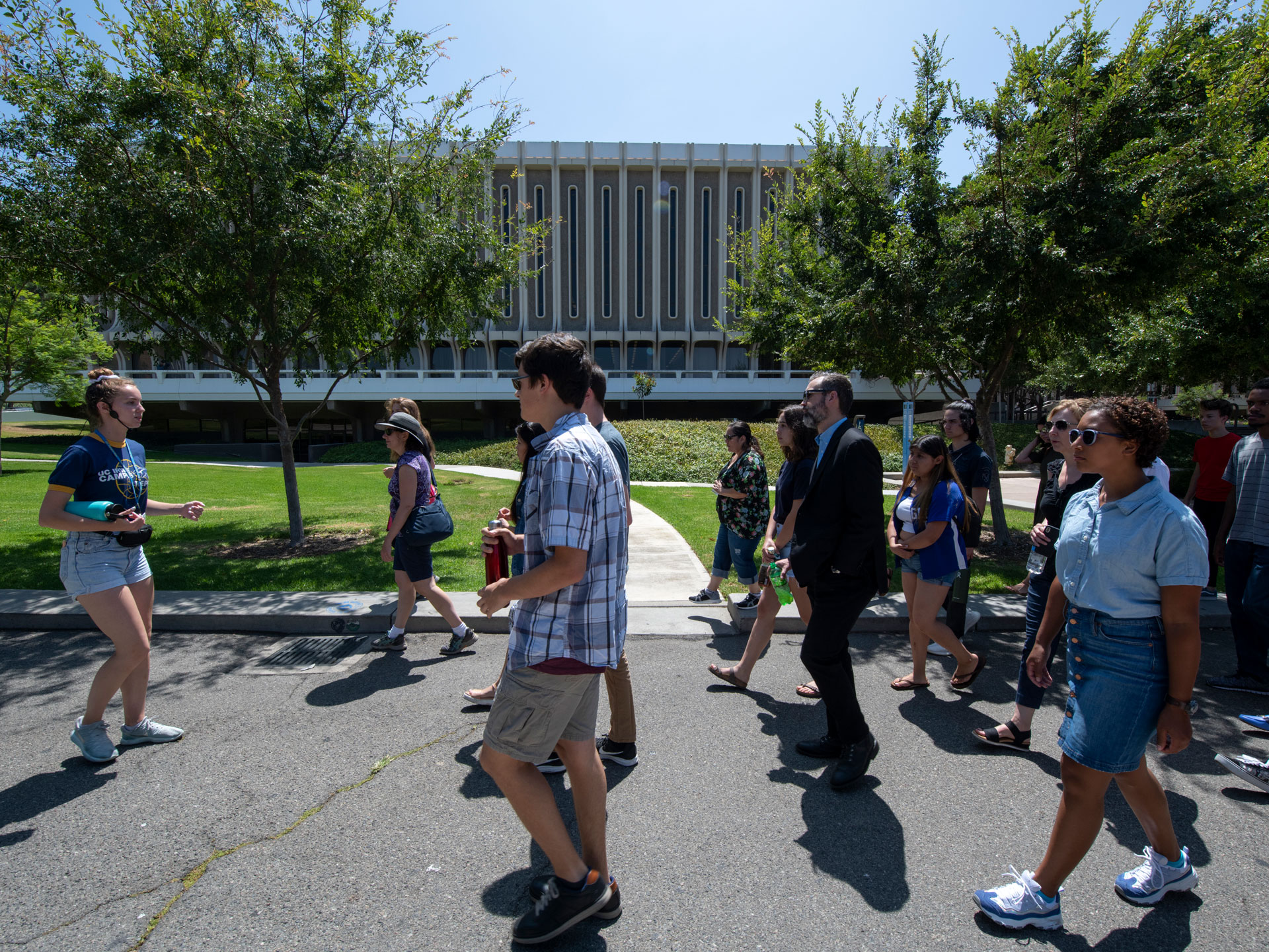 Prospective students on a walking tour of UC Irvine's campus
