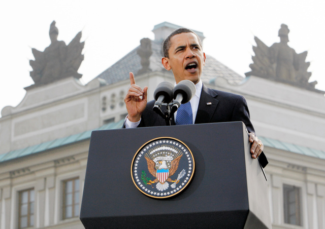 2009年4月、チェコ・プラハで演説し、「核なき世界」を訴えたオバマ米大統領=AP