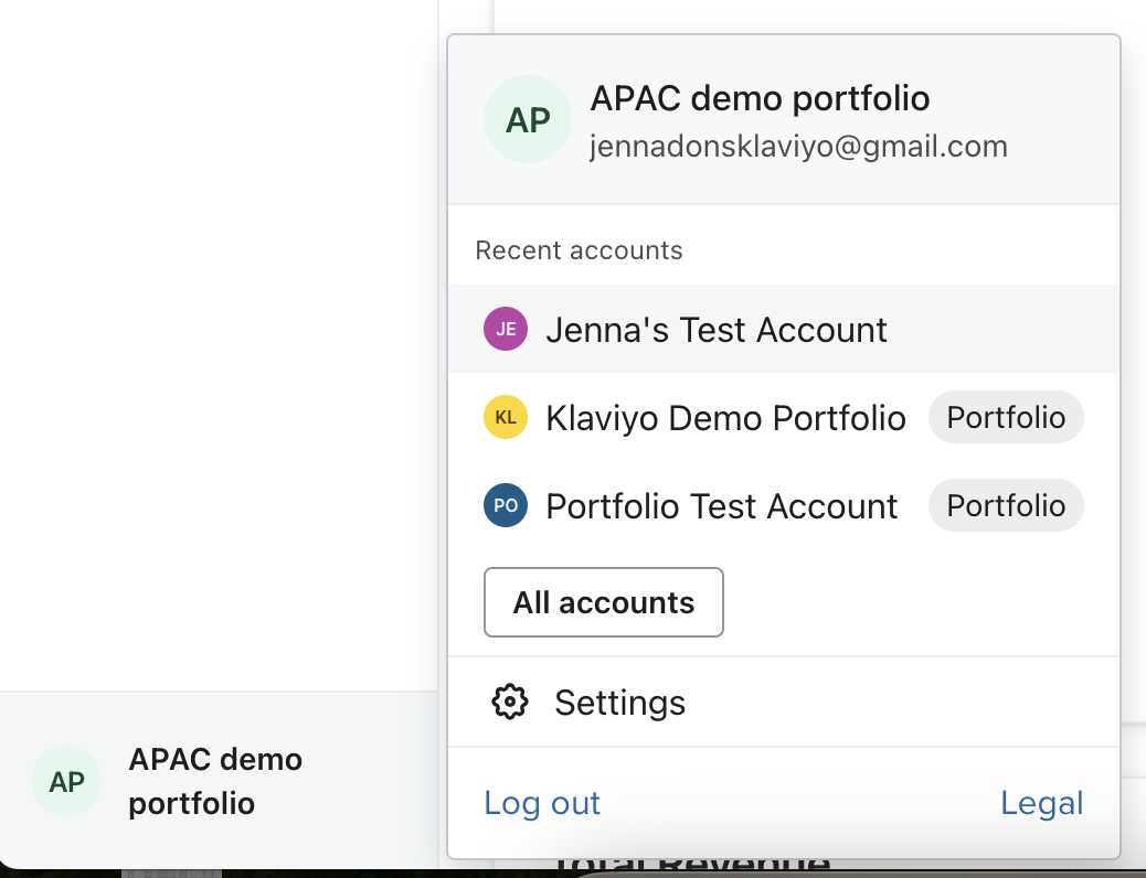 Das Navigationsmenü für ein Beispiel für ein Multikonto zeigt die Namen der einzelnen Konten und die zugewiesenen Farben.