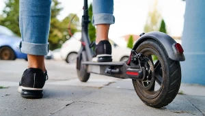 Hulajnoga elektryczna w przestrzeni publicznej. Od 3 marca 2026 r. minimalny wiek użytkownika na drodze publicznej wynosi 13 lat.