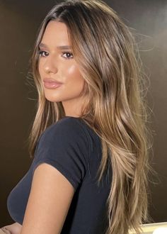 Caramel Mouse Hair, Brunette Blond Balayage, Carmel Bronde, Lightening Brunette Hair, Caramel Color Hair, Brunette Hair With Beige Highlights, Honey Blonde Hair Black Roots, Jessica Alba Bronde, Dark To Blonde