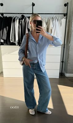 Old Money Casual Outfits, Old Money Jean Outfits, Old Money Style With Jeans, Old Money Casual Outfits Jeans, Day Brunch Outfit, Jeans Outfit Old Money, Old Money Outfit With Jeans, Long Sleeve Button Up Shirt Outfit, Old Money With Jeans