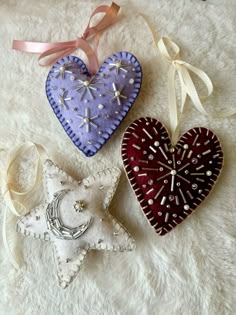 handmade embroidered felt ornaments by @ madebytaylllllor on instagram Christmas Embroidery Projects, Crafty Ornaments, Beaded Ornament Diy, Diy Ornaments Adults, Felt And Beads Crafts, Diy Ornaments Felt, Handmade Embroidery Gift Ideas, Felt Ideas Handmade Gifts, Beading Christmas Ornaments
