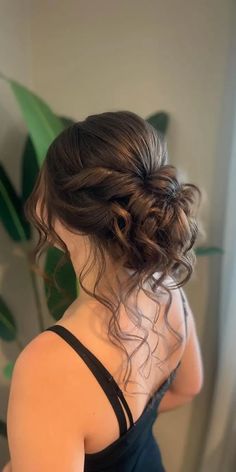 Close-up of bridal hairstyles showing different ways to style hair for a wedding. It includes romantic updos, elegant waves, loose curls, and braided styles. This image focuses on classic and modern looks perfect for a special pre-marriage celebration.