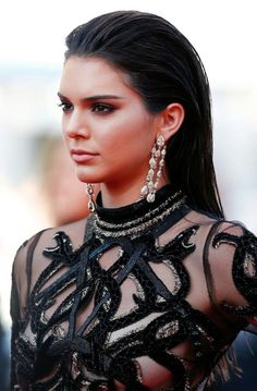 Sleek Back Wet Look Hair, Long Slicked Back Hair Women Hairstyles, Ponytail Hairstyles Kendall Jenner, Slick Back Hairstyles Women Wet Look, Slick Back Wet Look, Kendall Jenner Slicked Back Hair, Kendall Jenner Sleek Hair, Sleek Hair Kendall Jenner, Edgy Slicked Back Hair