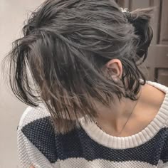 Cortes De Pelo Largo Para Hombres, Man Ponytail, Short Ponytail, Estilos De Corte De Pelo Largo, Short Hair Tomboy, Messy Ponytail, Hair Inspiration Short, Tuto Coiffure, Low Ponytail