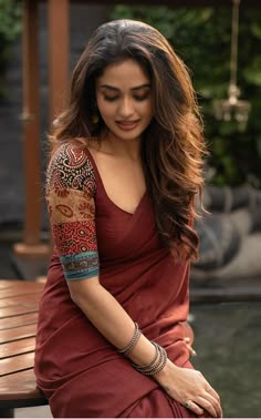 Red Saree Look Modern Classy, Casual Saree Blouse Designs, Blouses For Women Saree Indian Fashion, Ladies Saree Simple, Red Simple Saree, Dark Red Saree Farewell, Red Summer Saree, Red Sari Simple, Cotton Saree Poses