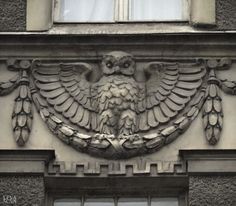 an eagle is on the side of a building