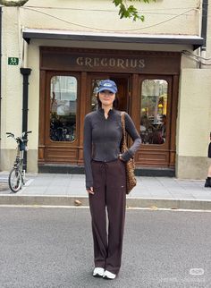 Classy Fitness Outfits, Cardio Outfits, Classic Gym Outfits, Athletic Trousers Outfit, Modest Sport Outfit, Sporty Women Outfits, Outfits For Walks, Modest Running Outfits, Big T Shirt And Leggings Outfit