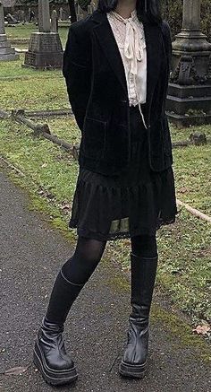 Darkest Academia Outfits, Darkest Academia Fashion, Corpgoth Outfits, Casual Victorian Goth, Goth Dark Academia Outfit, Warlock Fashion, Academia Goth Outfit, Casual Victorian Goth Outfits, Academic Goth Outfit