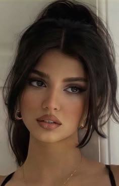 Makeup Ideas For Brunettes, Makeup Looks Brunette, Makeup Brown Hair, Makeup For Brunettes, Brunette Makeup Looks, Makeup Brown Eyes Brunette, Makeup Brunette Brown Eyes, Brunette Girl Makeup, Maquillage Robe Noire