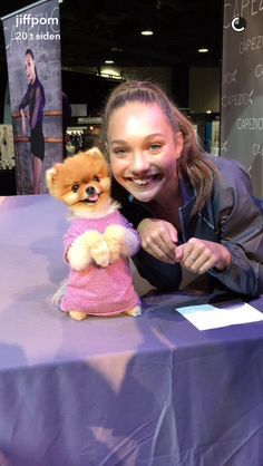 Jiff Dog, Funny Maddie Ziegler, Maddie Ziegler Dance Moms Funny, Maddie Ziegler Funny Pictures, Jiff Pomeranian, Jiffpom Dog, Jiffpom With Celebrities, Jiff Pom Dog, Jiff The Pomeranian