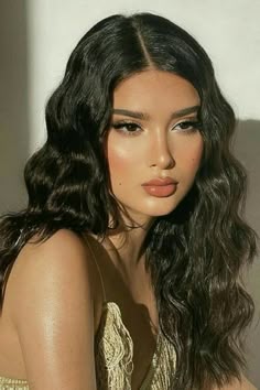 Prom Makeup Look For Morena, Permanente Beach Waves, Prom Makeup Round Face, Prom Makeup For Round Face, Grad Hair And Makeup, Grad Photos Makeup, Morena Graduation Makeup, Quince Photoshoot Makeup, Wavy Hair For Photoshoot