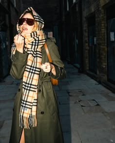 Camille Rowe | Le trench-coat! @burberry #ad | Instagram Camille Rowe Aesthetic, Camille Rowe Street Style, Burberry Coat Outfit, Camille Rowe Outfit, Camille Rowe Winter Style, Camille Rowe 7 Days 7 Looks, Camille Rowe Boots, Camille Rowe Sunglasses, Camille Rowe 2023