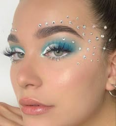 Cheerleader Makeup, Mamma Mia Makeup Ideas, Mermaid Inspired Makeup, Under The Sea Makeup Ideas, Water Themed Makeup Look, Blue Makeup Looks With Gems, Sea Themed Makeup, Ocean Themed Makeup Looks, Water Theme Makeup