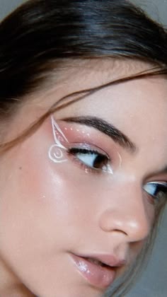 Simple Fairy Eye Makeup, Cute Fairy Makeup Easy, Easy Fairy Makeup Simple, Fairy Wing Makeup, Cool Eyeliner Designs, Cool Eye Makeup, Fairy Eyeliner Looks, Fairy Wing Eyeliner, Butterfly Eye Shadow
