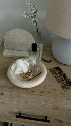 nightstand nonnegotiables Bedside Jewelry Tray, Nightstand Decoration Ideas, Clean Chic Home Decor, Decorative Table Ideas, Night Table Decor Ideas, Night Side Table Decor, Bedroom Decor Side Table, Shelf Decorations Bedroom, Nightside Table Decor