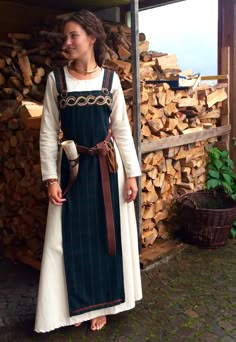Medieval Stays, Norse Costume, Diy Women's Viking Costume, Medieval Viking Dress, Viking Attire, Medieval Gaelic Clothing, Ren Fair Viking, Sca Outfits, Celtic Attire