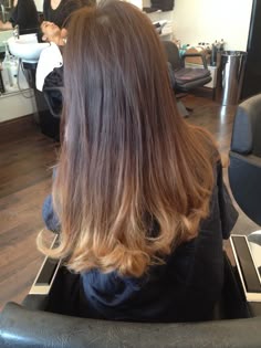 Light Brown Hair Tips, Honey Blonde Tips, Ends Highlights Hair, Brown Hair With Blonde Highlights At The End, Brown Hair And Blonde Tips, Fade Hair Dye, Brown Hair With Caramel Ends, Dyed Hair At The Ends, Lighter Tips On Brown Hair