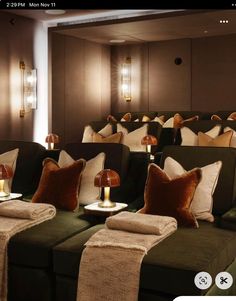 Soho Movie Theater, Home Theater House, Den Movie Room Ideas, Home Cinema Rooms, Movie Room Design Ideas, Movie Theatre Home, Movie Theater Home Decor, Screening Room Ideas, Interior Design Movie Room