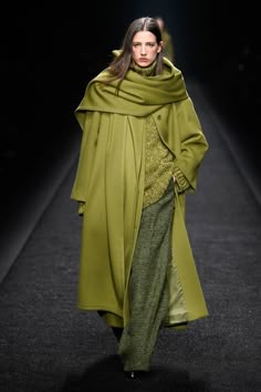 Alberta Ferretti Fall 2024 Ready-to-Wear Runway, Fashion Show & Collection Review [PHOTOS] Olive Green Outfit Aesthetic, Fw 25/26 Women's Trends, Olive Green Fashion, Fall Winter 2024 2025 Colours, Runway Aw 23/24, Luxury Olive Winter Outerwear, Winter 2024 Runway, Winter Runway 2024, Winter Runway 2025