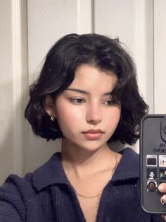 #bobcorte #cortedecabello #shorthairstyle #hairstyleinspo #maquillenatural #softlook #frenchbob #hairinspo #cabellocorto #beautyinspo #naturalglow Chin Length Layered Bob For Thick Hair, Short Hair Inspo For Girls, Layered Short Bob With Side Bangs, Italian Bob Haircut Women, Bob Haircut Waves, Full Short Hair, Short Bob With Wavy Hair, Short Curly Bob No Bangs, Short Haircuts For Women Natural Hair