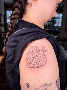 Pomegranates will always carry a deep sense of love for me ❤️✨ I find myself returning to them again and again, making sure they’re part of my flash sheets. They’re, without question, my favourite fruit to draw and tattoo on you. And somehow, the people who choose them always turn out to be the kindest, sweetest souls 🫶