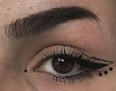 Dot Eyeliner Ideas, Eyeliner Styles With Dots, Black Dot Eyeliner, Eyeliner Grunge Aesthetic, Eyeliner With Dots, Simple Alt Eyeliner, Dot Eye Makeup Eyeliner, Dot Eyeliner, Graphic Eyeliner Dots