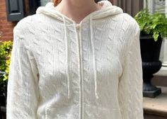 Capuche En Tricot, Phoebe Buffay, Look Di Moda, Style Streetwear, Vintage Streetwear, Mode Inspiration, Knit Hoodie, Cable Knit Cardigan, Outfits Casuales