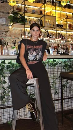 Style Band Shirts, The Growlers Concert Outfit, Modern Grunge Aesthetic Outfits, Casual Outfits Edgy, Urban Eclectic Fashion, Edgy Relaxed Outfits, Night Out Outfit Tomboy, Lazy Going Out Outfits, Graphic T Outfits Women