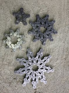 several screws laying on the ground next to each other