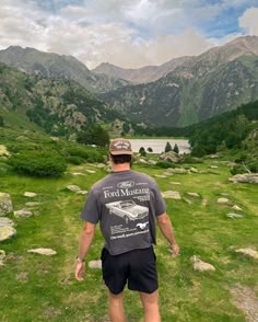 Hiking Pfp, Montana Guys, Outdoors Guy, Outdoorsy Guy, Men’s Outdoor Outfits, Hike Outfit Men, Outdoors Man, Granola Boys, Nature Boy