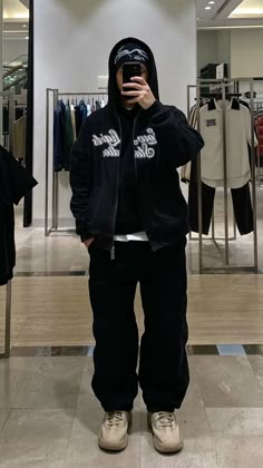 yeezy desert boots low lights zipper hoodie #streetwear #streetstyle #ootd #aesthetic #baggy #stussy #yeezy Yeezy Dsrt Boot Rock, Yeezy Desert Boots Outfit, Yeezy Baggy Jeans, Yeezy Desert Boots, Desert Boots Outfit, Yeezy Season 6 Desert Boot, Streetwear Aesthetic Outfits, Rock Outfits, Streetwear Aesthetic