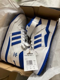 Adidas Shoes Outfit, Dr Shoes, Trendy Shoes Sneakers, Best Shoes For Men, Adidas Schuhe, Adidas Shoes Mens, Zapatillas Adidas, Aesthetic Shoes, Girly Shoes