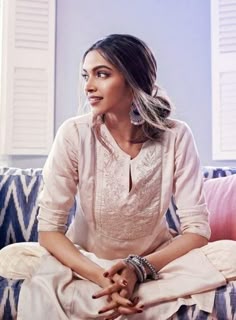 5 ways to dress up like Deepika Padukone & look sizzling | Let's Expresso Deepika In Kurti Outfit, Deepika Padukone Suits, Kurta Bollywood Actress, Deepika Padukone Kurti Outfit, Deepika Padukone Churidar, Deepika Padukone In Kurti Outfit, Deepika Padukone Kurti, Deepika Padukone Salwar, Bollywood Actress In Kurti
