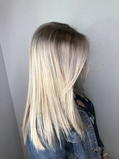 Dark shadow root to bright blonde. Shoulder Length Hair Shadow Root, Shadow Root Bright Blonde, Dark Shadow Root Blonde, Small Shadow Root Blonde, Deep Shadow Root Blonde, Blonde Hair Small Shadow Root, Shadow Root Straight Hair, Bright Blond Dark Root, Long Blonde Hair With Shadow Roots