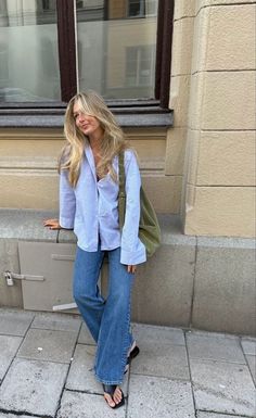 Scandanavian Outfit, Scandinavian Style Fashion Summer, Cool Scandinavian Outfits, Old Money Style Outfit Women, Djerf Style, Coastal Style Aesthetic, Djerf Outfits, Scandinavian Fashion Spring, Scandinavian Summer Outfit Ideas