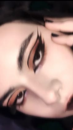 Gothic Liner, Egirl Eyeliner Ideas, Egirl Eyeliner Styles, Egirl Makeup Eyeliner, Egirl Makeup Tutorial, Egirl Makeup Goth, Egirl Eyeliner, Grunge Graphic Eyeliner, Egirl Goth Make Up