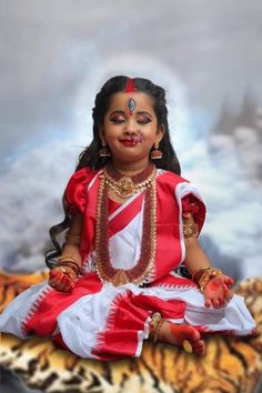 Durga Ma Photography, Durga Maa Kids, Navaratri Photoshoot For Baby, Navaratri Baby Photoshoot Ideas, Navratri Kids Photoshoot, Mata Rani Look Makeup, Maa Durga Photo Bengali, Baby Mata Rani, Baby Durga Maa