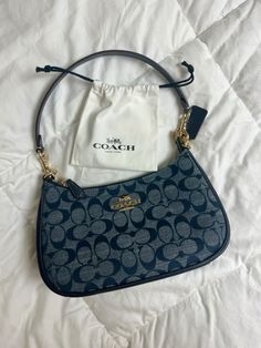 #coach #bag Brand Purse, Branded Shoulder Bags, Elegant Luxury Bags, Chic Bags Classy, Bags And Accessories, Luxury Vintage Shoulder Bag, High End Bags, Purses Coach, Cheap Coach Gifts