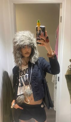 How To Style Fur Hat, Trapper Hat Outfit Ideas, Fur Hat Outfit Ideas, Trapper Hat Outfit Aesthetic, Trapper Hat Styling, Trapper Hat Outfit Y2k, Trapper Hat Streetwear, Trapper Hat Outfit, Trapper Hat