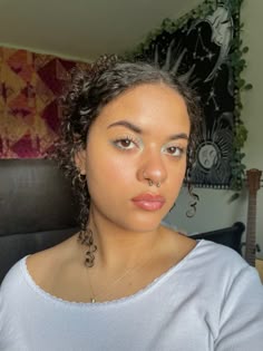 Inner Eye Piercing, Inner Corner Eye Makeup, Inner Eye Makeup, Color Inner Corner, Inner Corner Makeup, Eyeshadow Under The Eye, Colorful Inner Corner Eye Makeup, Blue Undereye Makeup, Shiny Inner Corner Makeup