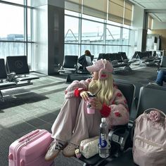 renard Cute Airport Aesthetic, Girly Airport Outfit, Airport Outfit Pink, Summer Night Outfit Going Out, Pink Sunglasses Summer Style, Coquette Airport Outfit, Pink Airport Outfit, Pink Airport Aesthetic, Pink Airport