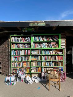 there are many books on the shelves outside