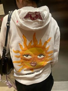 #outfitinspo #hoodie #art #artinspo Painting Hoodies, Drawing On Hoodies Ideas, Hoodie Painting Diy Aesthetic, Drawing On Hoodie, Painting On Hoodies, Painted Hoodies, Hoodie Diy Paint, Painted Sweatshirt, Hand Painted Hoodie Kiss Print