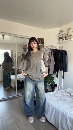 How To Style Baggy Jeans And Oversized Shirt, Oversized Shirt With Baggy Jeans, Cool Oversized Outfits, Baggy Jeans With Oversized Shirt, Fashion Outfits Oversized, Baggy Shirt Outfit Ideas, Baggy Cute Clothes, Baggy Tee Shirt Outfit, Outfit Ideas For Oversized Women