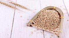 A wooden background with a scoop of grains. Rolled Oats Vs Steel Cut Oats, What Are Steel Cut Oats, How To Fry Steel Cut Oats, Creamy Steel Cut Oats, Best Steel Cut Oats Recipe, Easy Ramadan Recipes, Oat Fiber, Best Fat Burning Foods, Steel Cut Oats