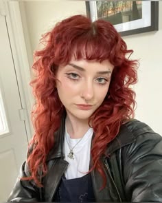 red hair layers shag micro bangs Dyed Hair Inspiration, Hair Inspiration Short, Haircut And Color, Alternative Hair, Red Hair Color, Cut My Hair, Ginger Hair, Hair Inspo Color, Long Curly Hair
