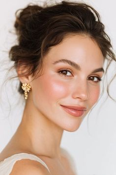 20 Soft Glam Bridal Makeup Looks You’ll Fall In Love With - The Bridal Post Dewy Bridal Makeup Look, Simple Makeup Natural Wedding, Natural Makeup Look Wedding, Wedding Make Up Styles, Simple Glowy Bridal Makeup, Soft Glow Wedding Makeup, Natural Skin Makeup, Fresh Bridesmaid Makeup, Fresh Make Up Look
