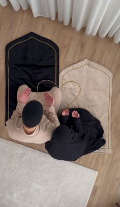 Couple Prayer Mat, Pray Couple, His And Hers Prayer Mats, Ramadan Couple, Cute Muslim Couples Wallpaper, Couple Wallpaper Islamic, Namaz With Husband, Cute Couples Goals Aesthetic Islamic, Couple Janamaz